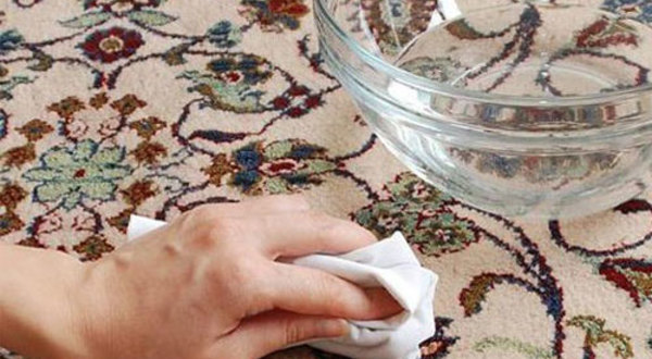 بهترین ترفندهای پاک کردن لکه انار از روی لباس، دست، فرش و مبل