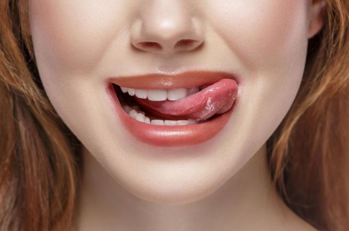 علت تلخی دهان؛ ۱۲ دلیل احتمالی برای تلخی دهان