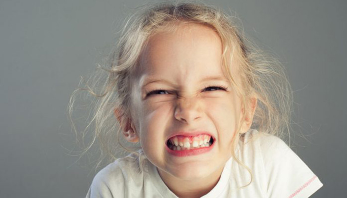 علت دندان قروچه در کودکان چیست و چگونه درمان می‌شود؟