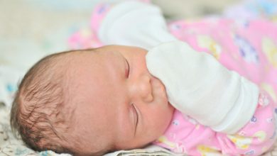 علت چنگ زدن نوزاد به صورتش و روش‌های پیشگیری