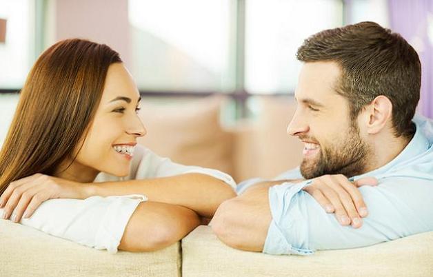۱۰ تعریف و تمجید که مردان دوست دارند از همسرشان بشنوند