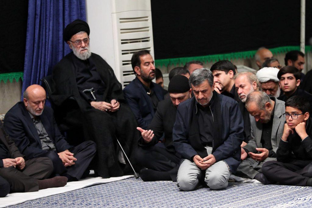 حضور دکتر احمدی نژاد در مراسم عزاداری شام غریبان حسینیه امام خمینی(ره) بیت رهبری