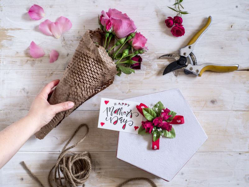 10 ایده ی جذاب و منحصر به فرد برای تهیه هدیه روز مادر بانوی شهر