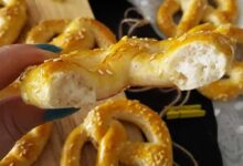 طرز تهیه شیرینی نان خرمایی خوشمزه با مغز خرما و گردو